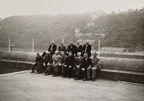 Gruppenfoto männer sitzen - männer,